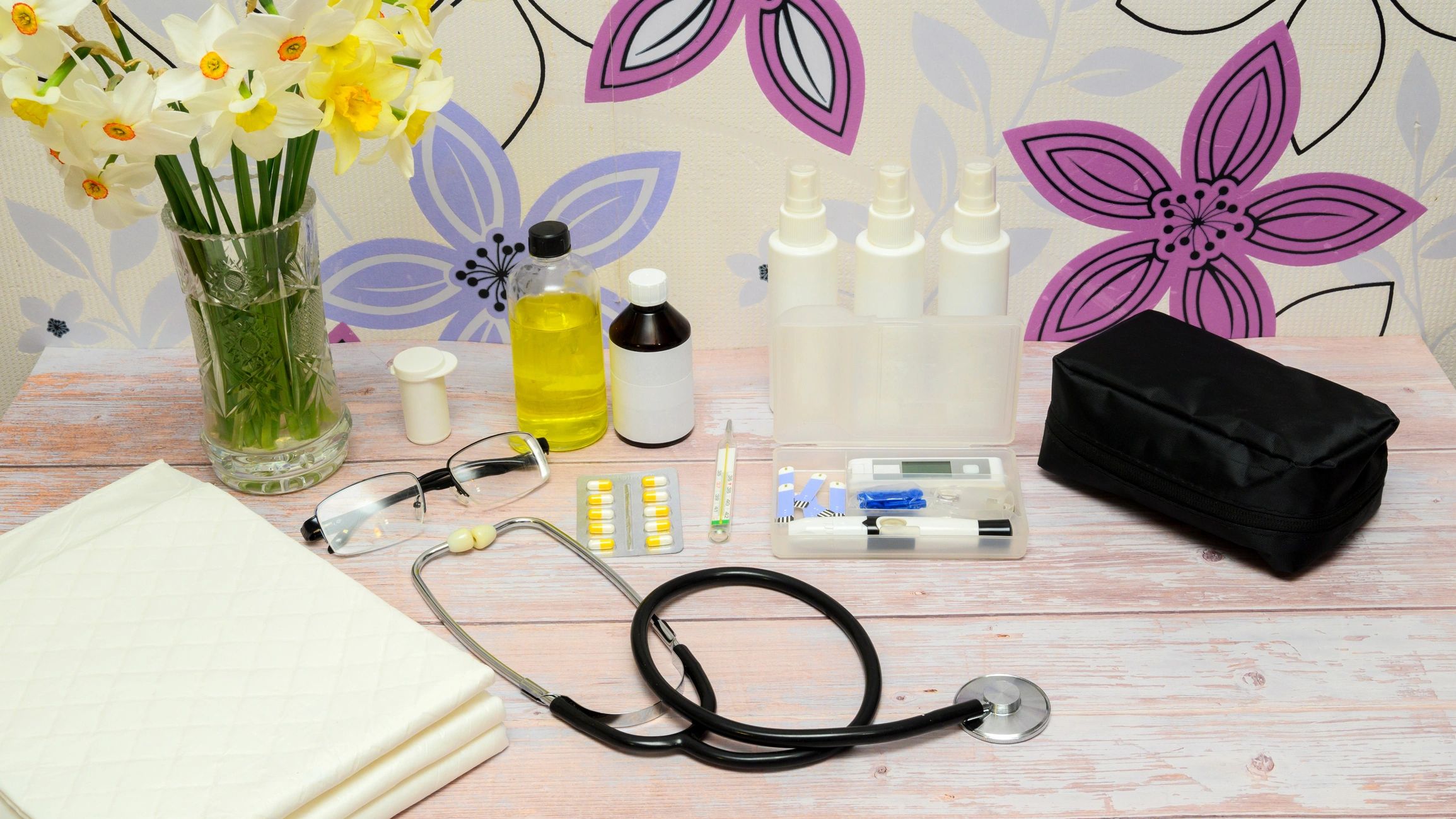 Mesa de trabajo con instrumentos y documentos médicos